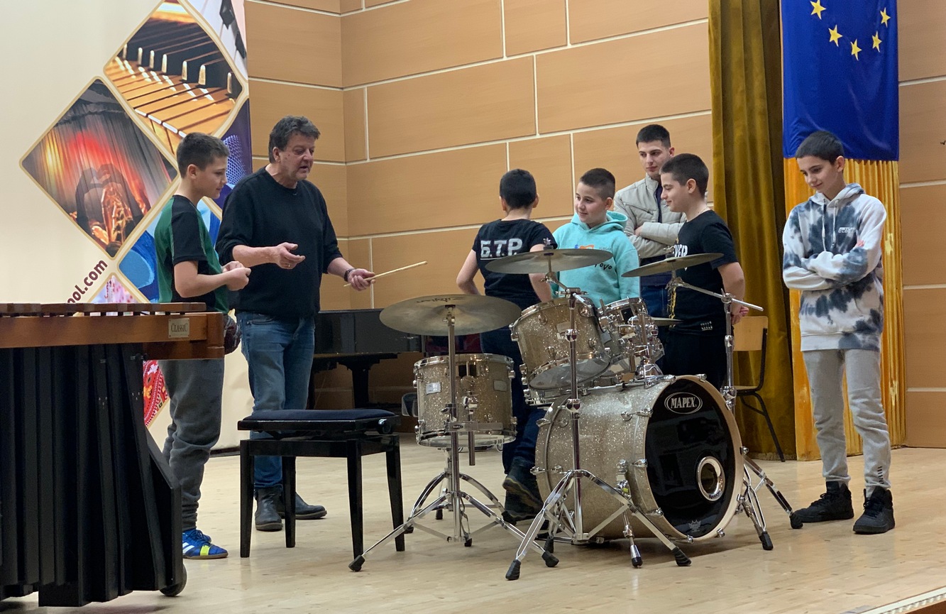 Изтъкнати български музиканти проведоха мотивационен урок по ударни инструменти в НУИ Панайот Пипков